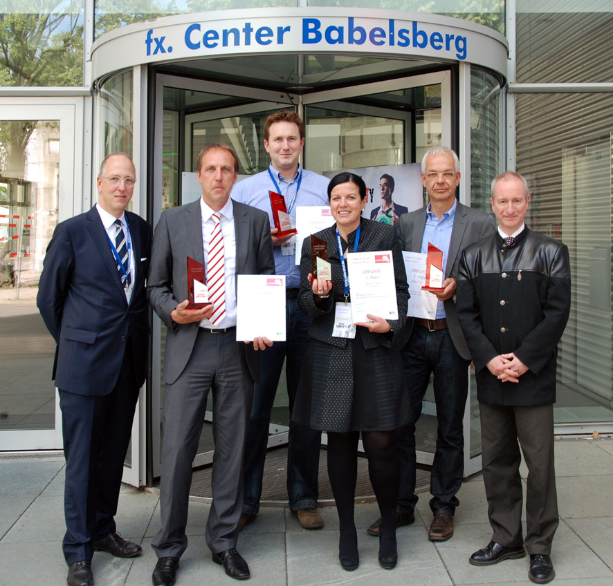 Die Preisträger mit den Jurymitgliedern Dr. Mathias Petri (links) u.Dr. Thorsten Gressling (Berlin C Die Preisträger mit den Jurymitgliedern Dr. Mathias Petri (links) u.Dr. Thorsten Gressling (Berlin C
