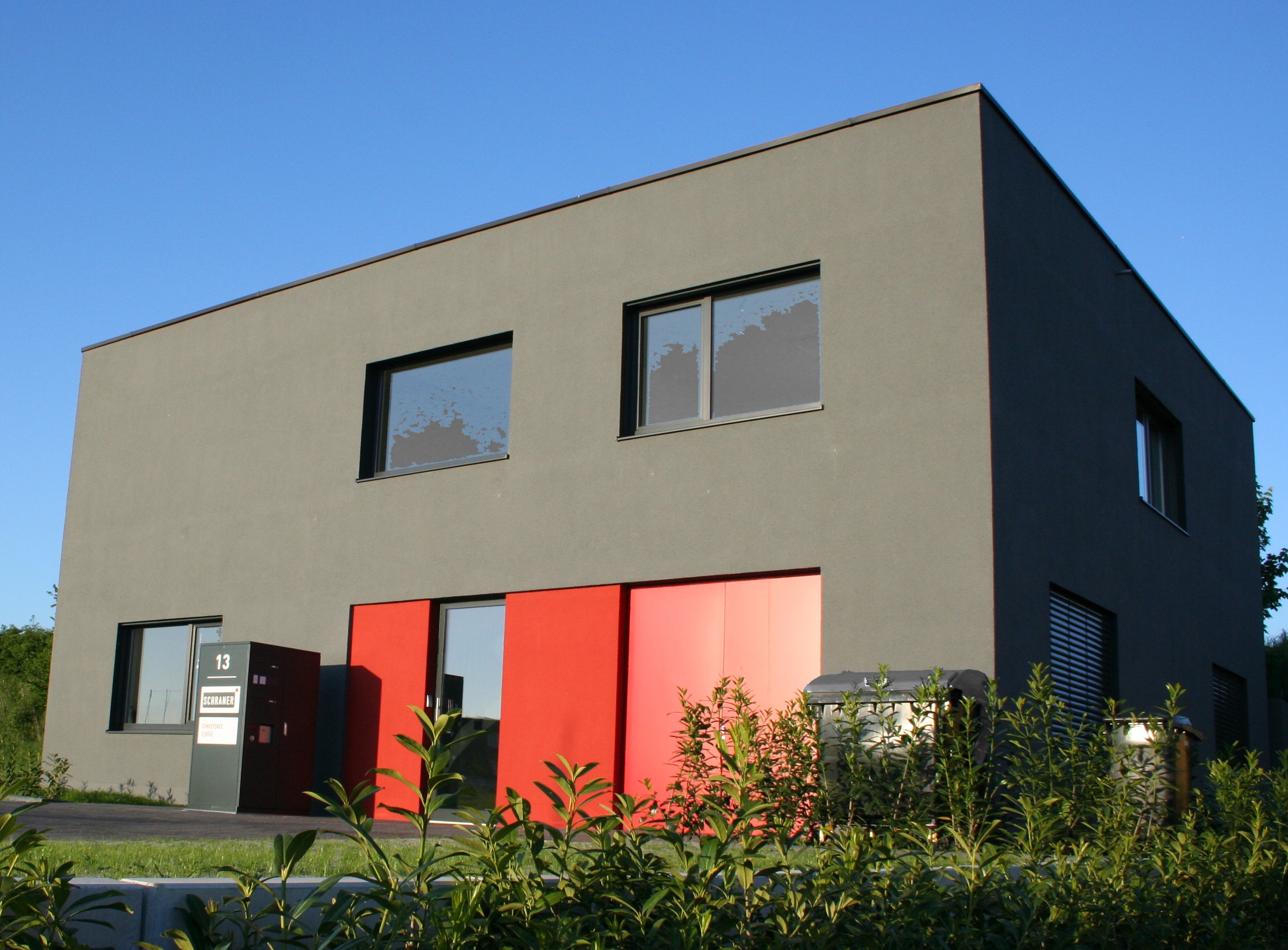 Der Entwurf des modernen Firmengebäudes stammt vom Architekturbüro PURE aus Regensburg. Der Entwurf des modernen Firmengebäudes stammt vom Architekturbüro PURE aus Regensburg.