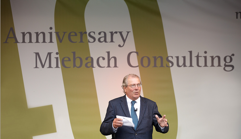 Firmengründer Dr. Joachim Miebach beim Rückblick auf 40 erfolgreiche Jahre Miebach Consulting
