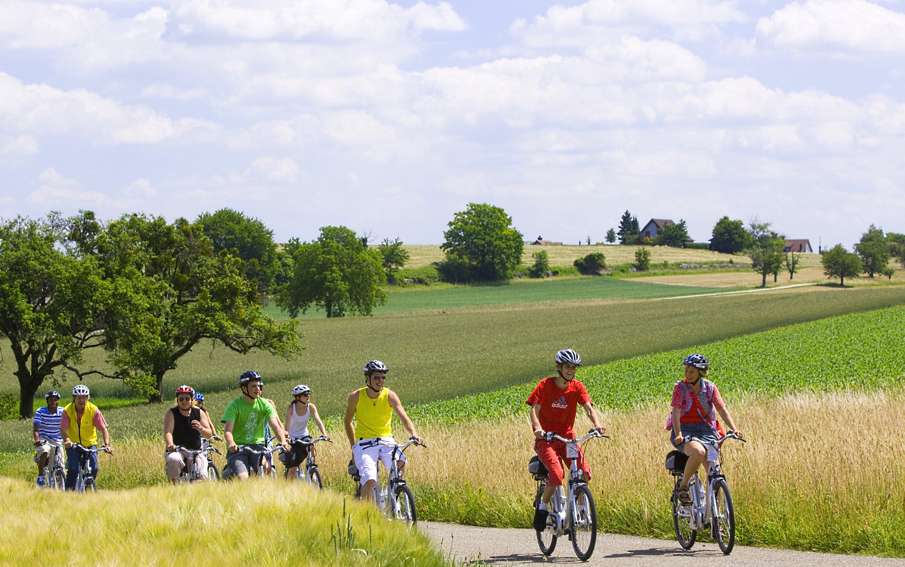 Die Natur, neue Wege und Höhen erkunden. Mit E-Bikes kein Problem. Die Natur, neue Wege und Höhen erkunden. Mit E-Bikes kein Problem.