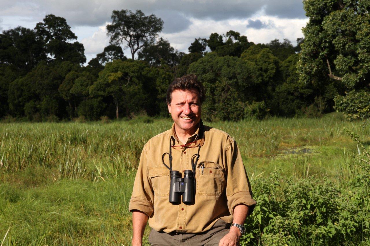 Safari-Veranstalter Stefano Cheli mit einem der begehrten hochwertigen ZEISS-Ferngläser