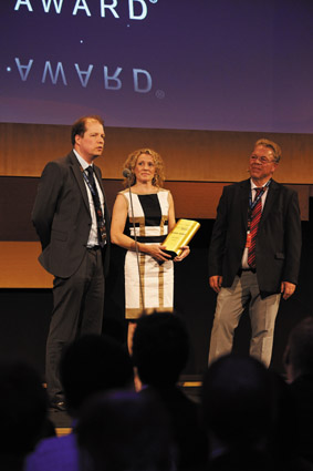 Vertreter von Black & Decker nahmen den Plus X Award für die ?Innovativste Marke 2013? bei Elektrowe