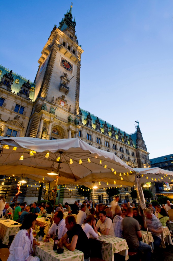 Stuttgarter Weindorf auf dem Rathausmarkt in Hamburg Stuttgarter Weindorf auf dem Rathausmarkt in Hamburg