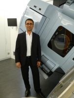 Dr. med. Oktay Celebi – vor dem neuen Linearbeschleuniger – leitet die Strahlentherapie in Landau