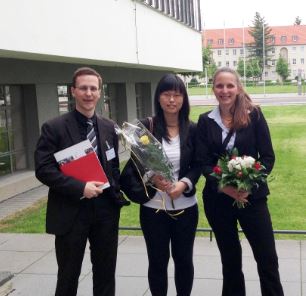Die Löwenstark Mitarbeiter Patrick Kowalski und Judith Collasch gratulieren Xiang Shi. Die Löwenstark Mitarbeiter Patrick Kowalski und Judith Collasch gratulieren Xiang Shi.