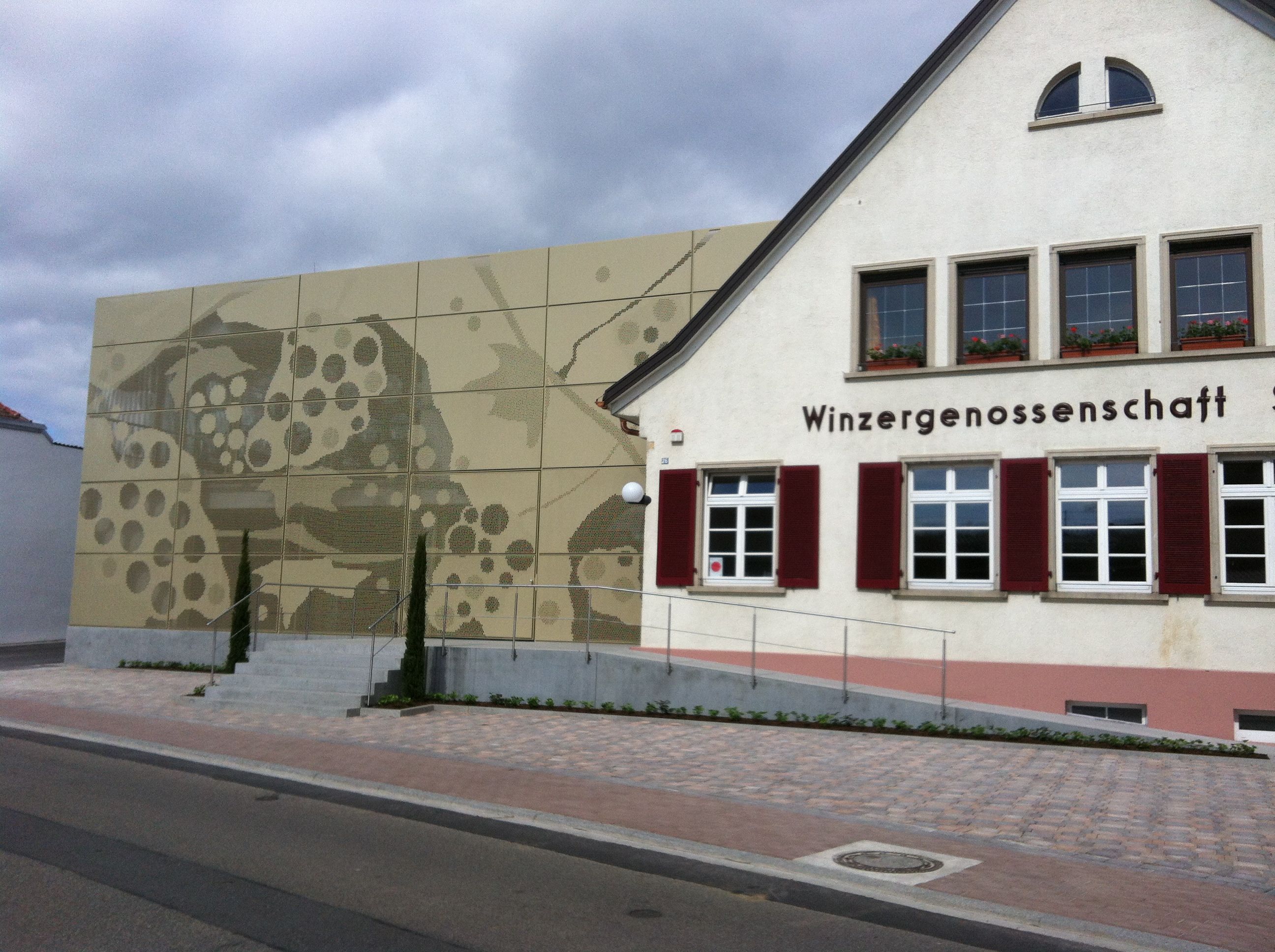 Lochblechfassade für Winzergenossenschaft