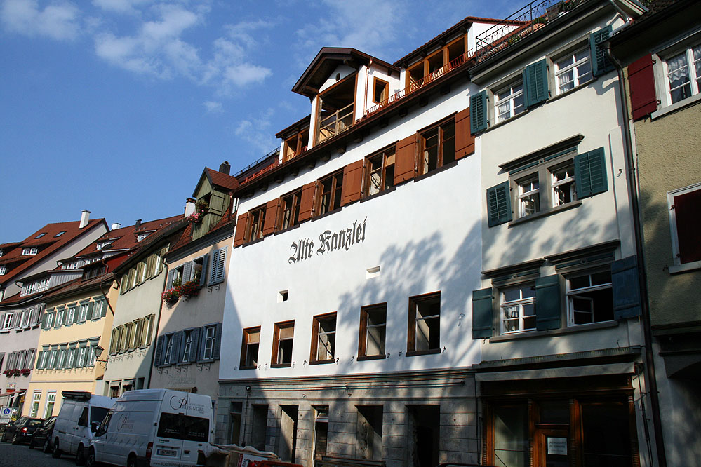 Erhalt historischer Fassade bei energetischer Sanierung ohne hervorstehende Dämmplattenabzeichnung.