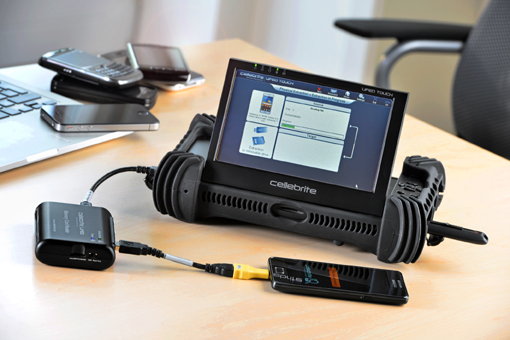 Datenanalyse eines Mobiltelefons. Foto: Corma