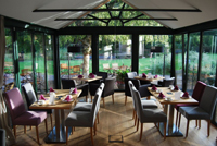 Netzwerken mit Blick auf den Teich: Im Café blätterteich können Zahnärztinnen netzwerken, entspannen Netzwerken mit Blick auf den Teich: Im Café blätterteich können Zahnärztinnen netzwerken, entspannen