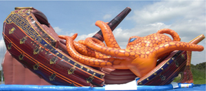  15 Meter lange Piratenschiff-Huepfburg (c) Fun Production GmbH