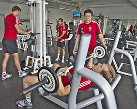 Liu Chang Cheng überwacht das Training seiner Spieler an den Geräten. Foto: Holger Bernert  