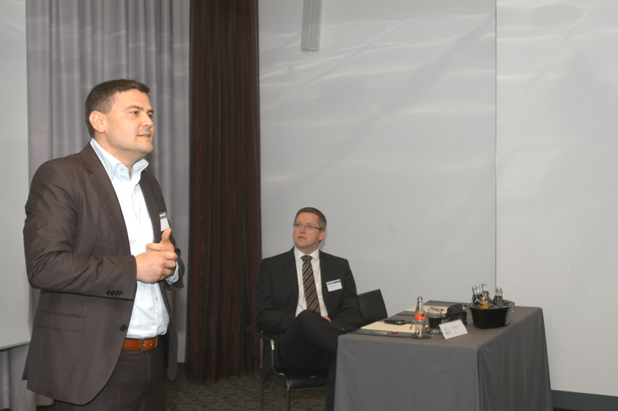 TIS-CTO Erol Bozak begrüßt die Teilnehmer des München-Events. Foto: Zscheil TIS-CTO Erol Bozak begrüßt die Teilnehmer des München-Events. Foto: Zscheil