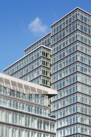 Die Fassade als verbindendes Element zweier funktional getrennter Baukörper.