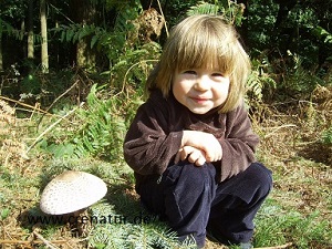 Sinneserfahrungen im Wald: Kinder brauchen den Naturkontakt Sinneserfahrungen im Wald: Kinder brauchen den Naturkontakt