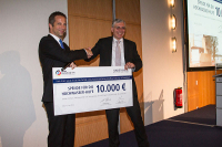 vl. Norbert Porazik, Kai Pleuser - Norbert Porazik übergibt auf der 3. KVK-Messe einen Spendenscheck vl. Norbert Porazik, Kai Pleuser - Norbert Porazik übergibt auf der 3. KVK-Messe einen Spendenscheck