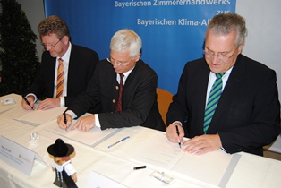 (v.l.n.r.): Minister Marcel Huber, Zimmerer-Präsident Peter Aicher, Minister Joachim Hermann (v.l.n.r.): Minister Marcel Huber, Zimmerer-Präsident Peter Aicher, Minister Joachim Hermann