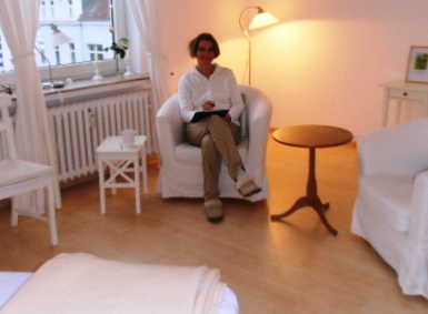 Beate-Maria Kämper in Ihrer Praxis Beate-Maria Kämper in Ihrer Praxis