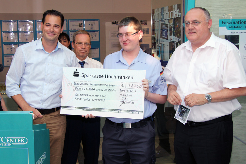 Scheckübergabe v.l.: Heiko Faltenbacher (BASF), Andreas Duschner (THW), Lothar Höher (stellv.OB) Scheckübergabe v.l.: Heiko Faltenbacher (BASF), Andreas Duschner (THW), Lothar Höher (stellv.OB)