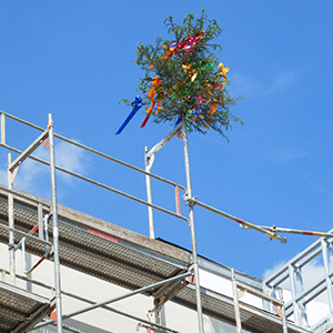 Bänderbaum am Rohbau Bänderbaum am Rohbau