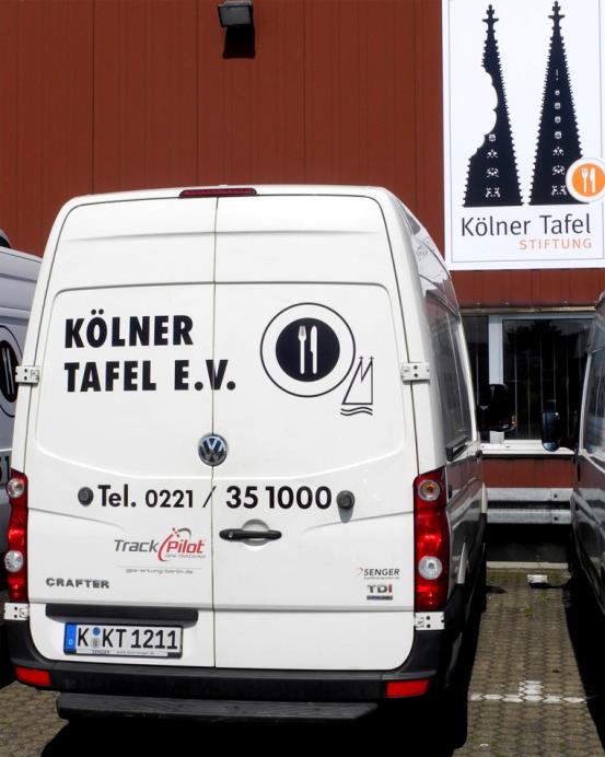 Kühltransporter der Kölner Tafel mit dem TrackPilot Logo Kühltransporter der Kölner Tafel mit dem TrackPilot Logo