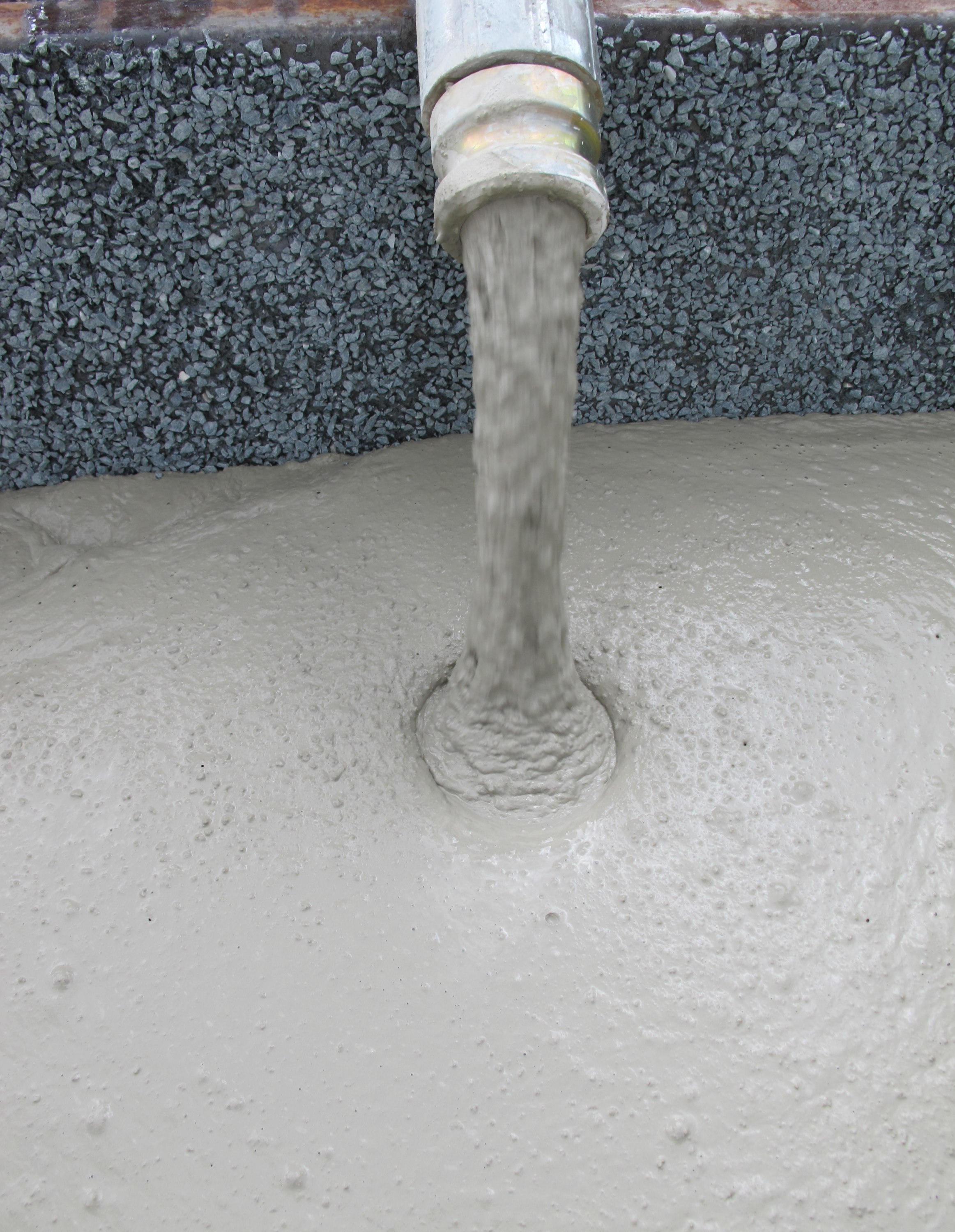 Pumpen des durfill Verguss in die Sandwichkonstruktion (Foto: durcrete GmbH) Pumpen des durfill Verguss in die Sandwichkonstruktion (Foto: durcrete GmbH)