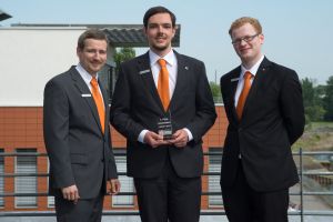 Abb.: Azubi-Team der Volksbank Saaletal? Sieger beim Bankfachklasse Award 2013 Abb.: Azubi-Team der Volksbank Saaletal? Sieger beim Bankfachklasse Award 2013