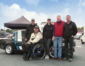 Erfolg in Hockenheim: Drifter David Roels (2.v.l.) mit Thomas Lotz (2.v.r.) des Sponsors haacon. Erfolg in Hockenheim: Drifter David Roels (2.v.l.) mit Thomas Lotz (2.v.r.) des Sponsors haacon.