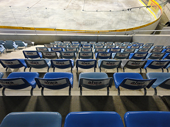 „alwa Familien-Block“ in der Eishockeyarena der Steelers (Bild: Steelers/alwa Mineralbrunnen GmbH)