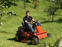 Der Hochgrasmäher ECHOTRAK H-223 im Einsatz.