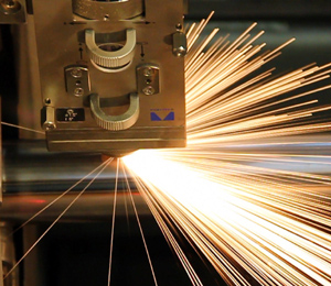 Mit einem 3-D-Rohrlaser verarbeitet GAH-Alberts bis zu sechs Meter lange Profile und Metallrohre. Mit einem 3-D-Rohrlaser verarbeitet GAH-Alberts bis zu sechs Meter lange Profile und Metallrohre.