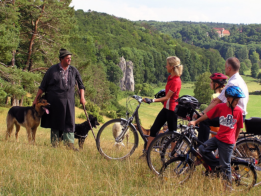 Schäfer trifft Radler auf der Abtäler-Radtour auf der Schwäbischen Alb Schäfer trifft Radler auf der Abtäler-Radtour auf der Schwäbischen Alb
