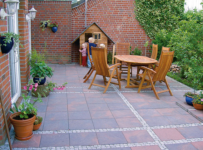 So wird die Terrasse zum Spielplatz ohne Stolperfallen. So wird die Terrasse zum Spielplatz ohne Stolperfallen.