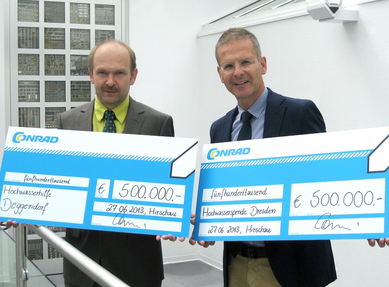 Werner Conrad (rechts) und Prokurist Hermann Schlosser mit den Schecks für Dresden und Deggendorf. Werner Conrad (rechts) und Prokurist Hermann Schlosser mit den Schecks für Dresden und Deggendorf.