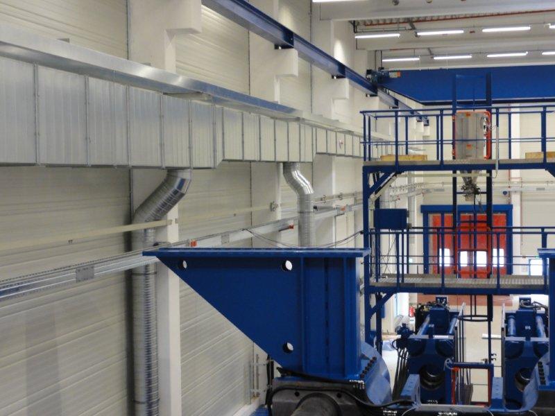 Die Zuluft wird maschinell mit einer Lüftungsanlage in den Raum eingebracht. Die Zuluft wird maschinell mit einer Lüftungsanlage in den Raum eingebracht.