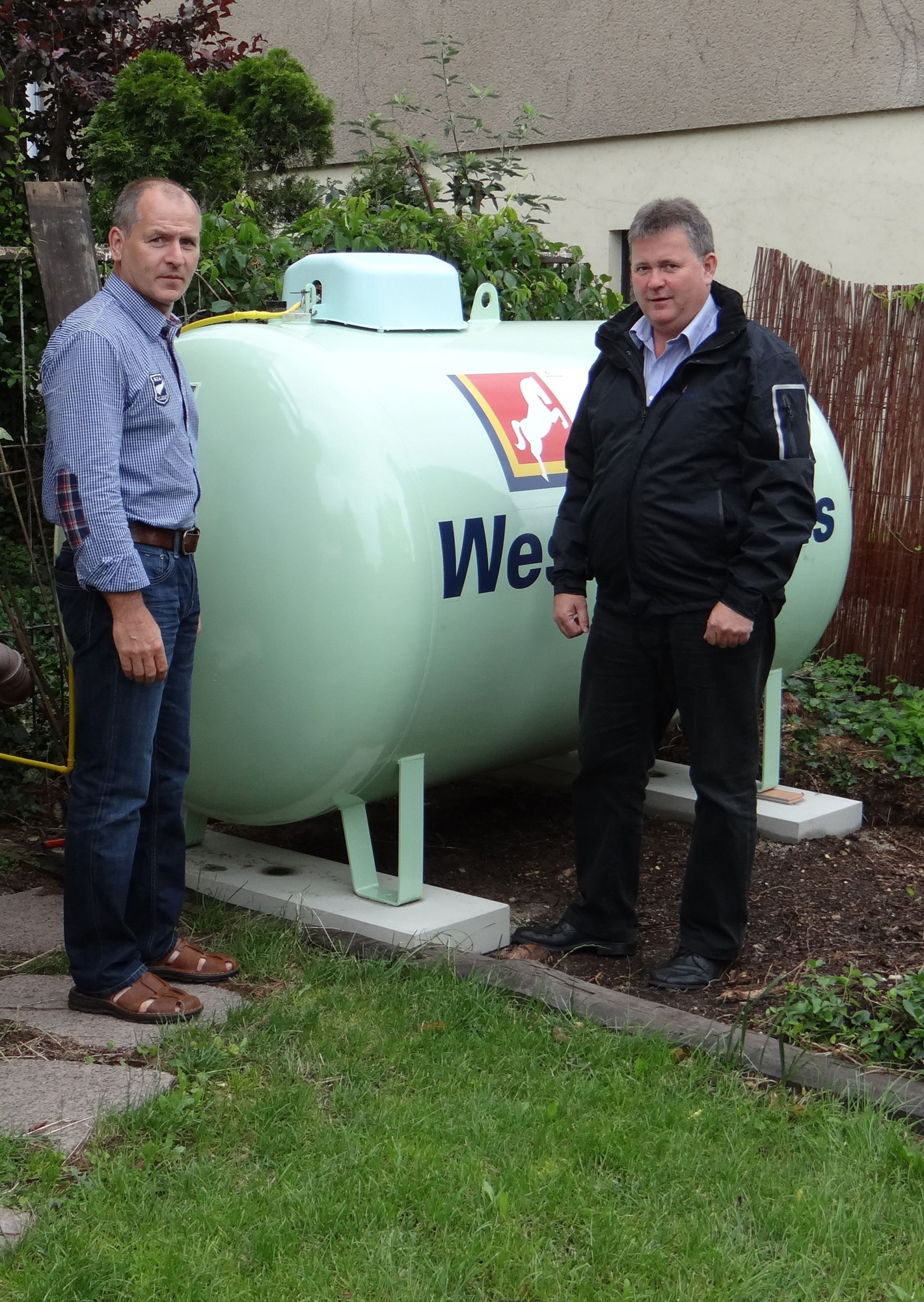 Kundenberater Uwe Kminikowski (r.) mit Gerd Wetteborn aus Diera-Zehren vor seinem neuen Tank. Kundenberater Uwe Kminikowski (r.) mit Gerd Wetteborn aus Diera-Zehren vor seinem neuen Tank.