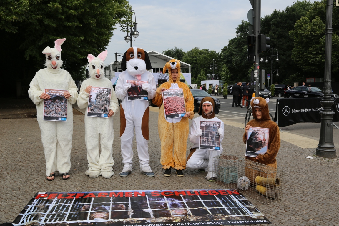 Deutsches Tierschutzbüro demonstriert vor Berliner Fashion Week