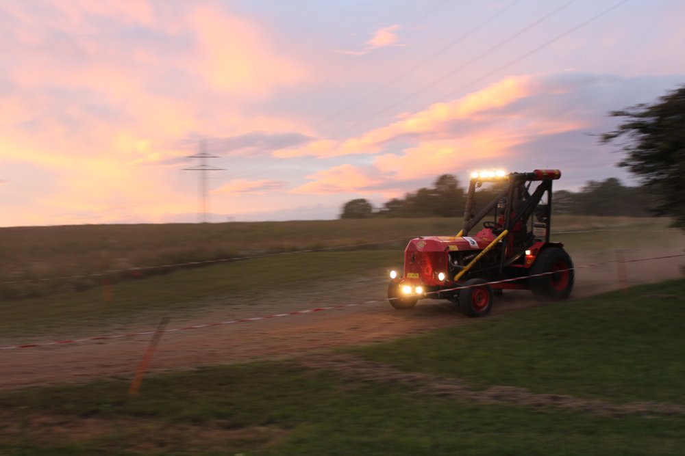 Oldtimer-Traktor im Fullspeed: auch die ganze Nacht durch... Oldtimer-Traktor im Fullspeed: auch die ganze Nacht durch...
