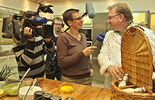 Frank Schwarz (re.) zeigt den Fernsehzuschauern was in den Picknickkorb gehört. Foto: Holger Bernert Frank Schwarz (re.) zeigt den Fernsehzuschauern was in den Picknickkorb gehört. Foto: Holger Bernert