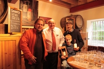 v.l.: Gunter Sommer, SWBOE, Dennis, Manager bei Aberlour, Iain & Eoghan Thorne