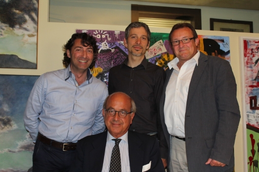 v.l.n.r.: Riccardo Casadei, Andrea Marcato und Hans-Joachim Wittwer hinter Notar Umberto Russo
