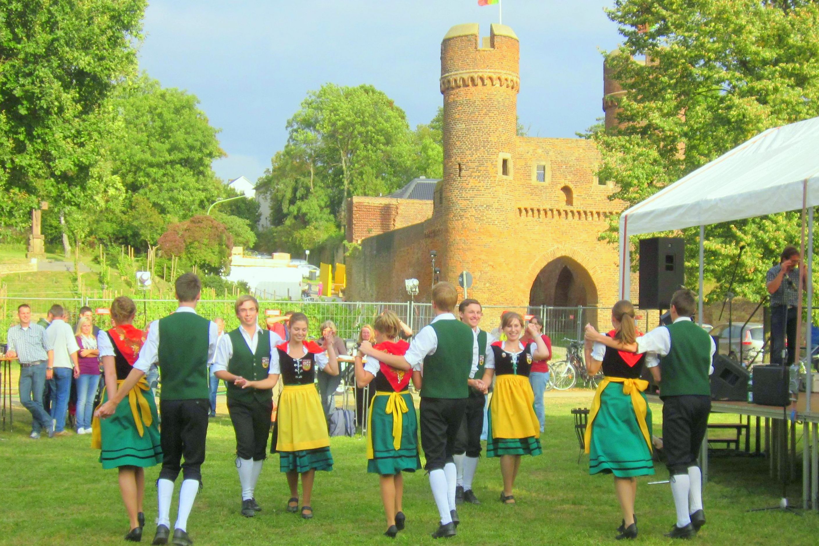 Professionelle Künstler und Institutionen aus der Kulturregion Aachen können sich bei der Landesgart Professionelle Künstler und Institutionen aus der Kulturregion Aachen können sich bei der Landesgart