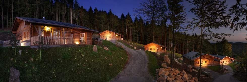 Bergdorf Hüttenhof Exklusiv-Chalets bei Nacht Bergdorf Hüttenhof Exklusiv-Chalets bei Nacht