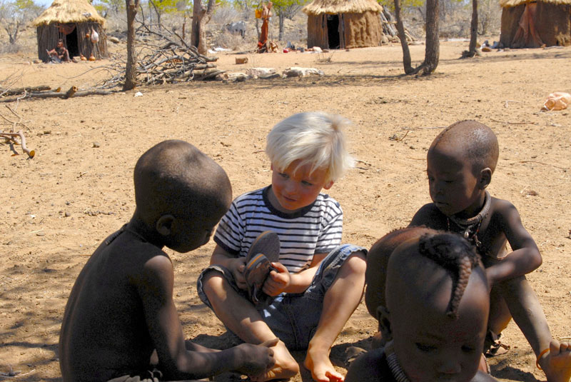 Vier Jungs und ein Paar Flipflops bei den Himbaherero in Namibia Vier Jungs und ein Paar Flipflops bei den Himbaherero in Namibia