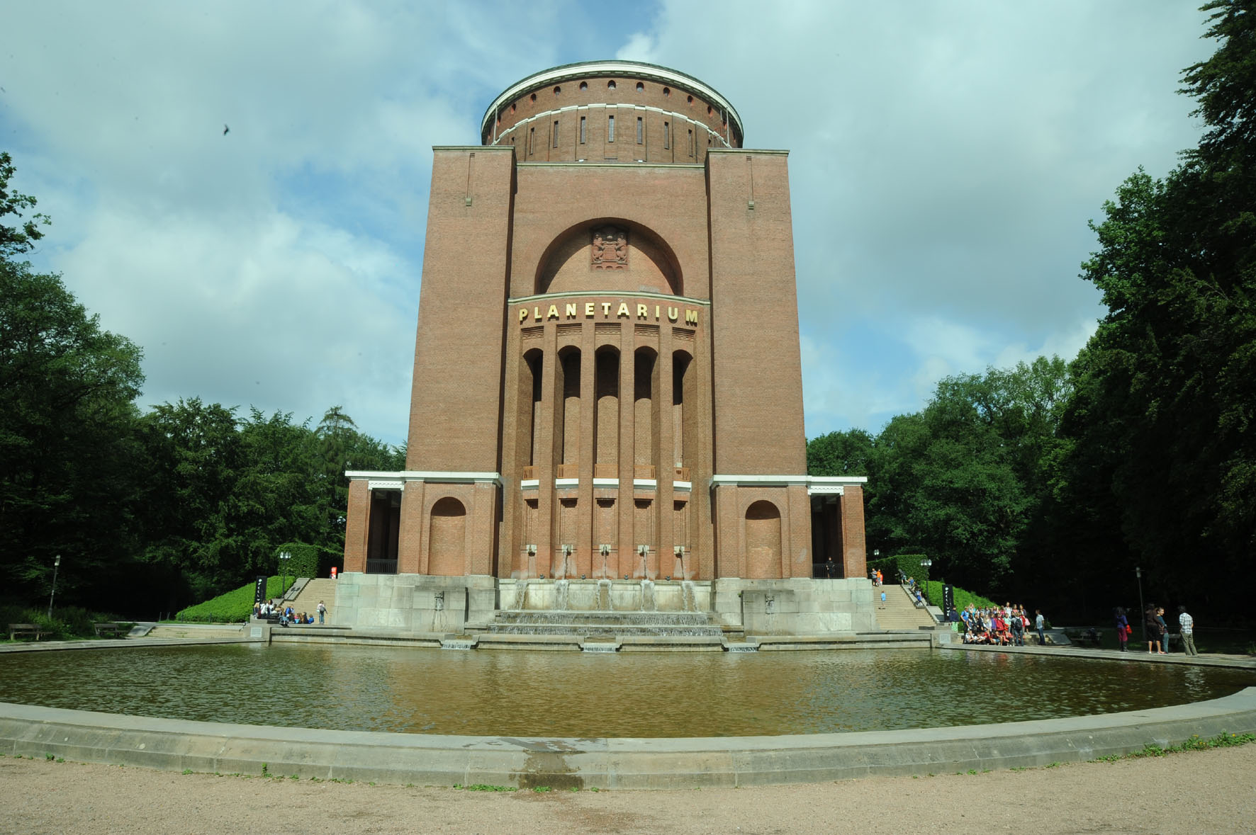Vor dem Planetarium Hamburg dichtet Triflex ProDetail Kaskaden dauerhaft ab.