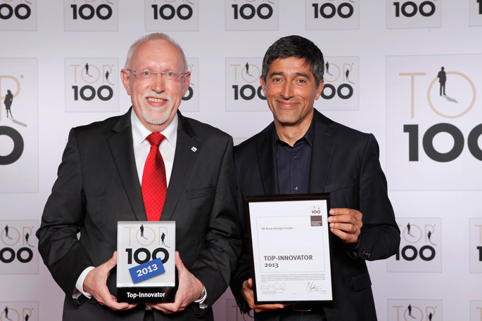 Ranga Yogeshwar überreichte Geschäftsführer Hartmut Hoffmann die TOP100 Auszeichnung