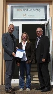 Susanne Möller und Detlef Stuke von Elementares (rechts) und Thomas Meurers vom RGF.