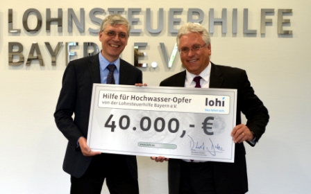 Kai Pleuser (li.) von der Aktion Deutschland Hilft nahm die Spende von Robert Dottl (Lohi) entgegen. Kai Pleuser (li.) von der Aktion Deutschland Hilft nahm die Spende von Robert Dottl (Lohi) entgegen.