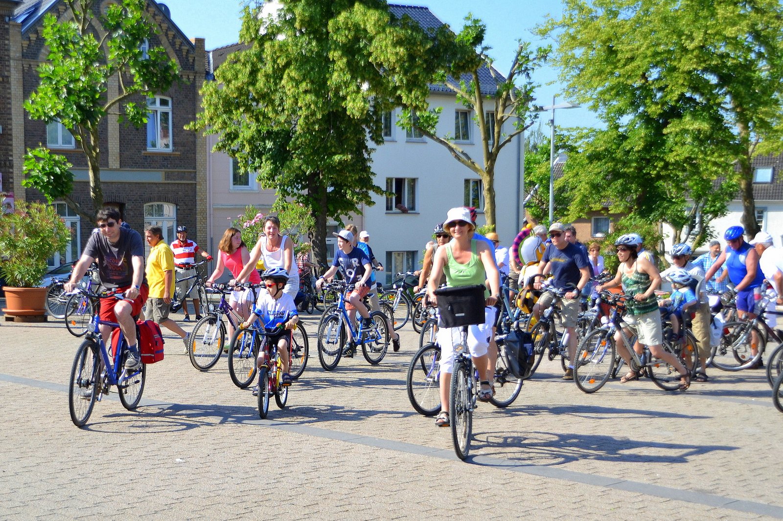 353 Radfahrer aller Generationen starteten zur gemeinsamen Radtour zur Landesgartenschau und den Zül 353 Radfahrer aller Generationen starteten zur gemeinsamen Radtour zur Landesgartenschau und den Zül