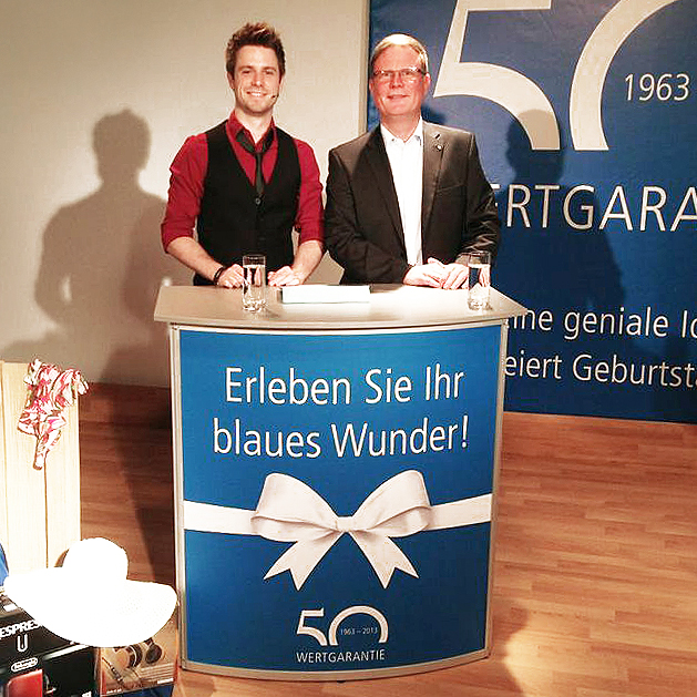 Georg Düsener (re) brachte bei der 6. Wertgarantie-Jubiläumsverlosung 50 Fachhändlern Glück. Georg Düsener (re) brachte bei der 6. Wertgarantie-Jubiläumsverlosung 50 Fachhändlern Glück.
