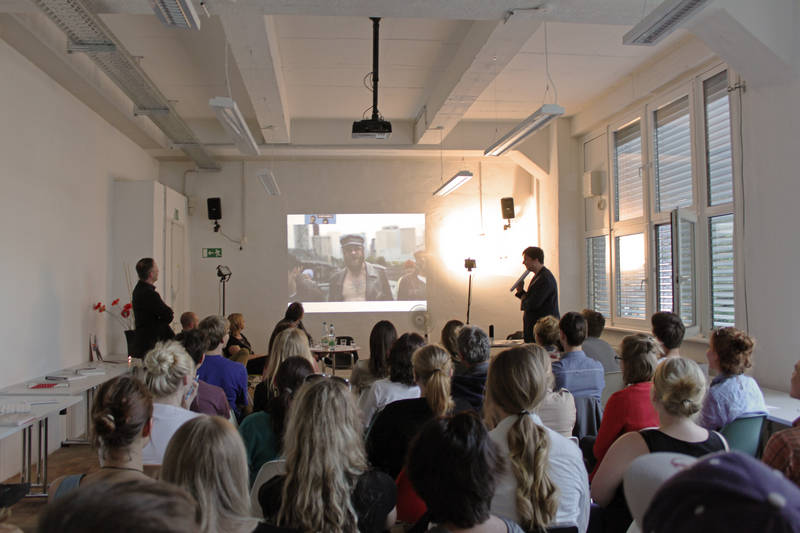 Bis auf den letzten Platz war das Loft am MHMK-Standort Berlin gefüllt, als Prof. Dr. Gernot Wolfram Bis auf den letzten Platz war das Loft am MHMK-Standort Berlin gefüllt, als Prof. Dr. Gernot Wolfram